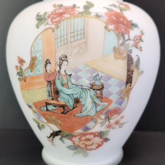 Vintage Frosted White Satin Oriental Ginger Jar with Lid. - Picture 3 of 11